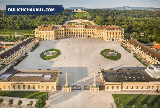 Schönbrunn có một không gian khuôn viên rộng lớn khiến cho người ta như thu bé lại
