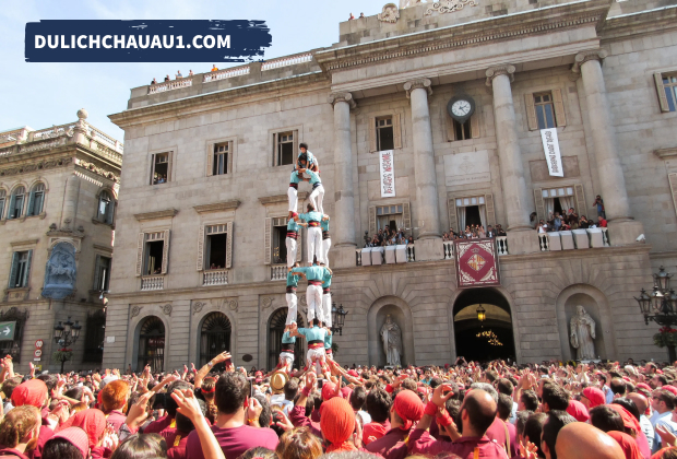 Lễ hội La Mercè gây ấn tượng mạnh với du khách bởi phần trình diễn tháp người ngoạn mục