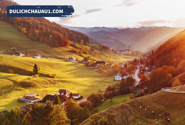Nước Đức tháng 9 quang cảnh nhìn từ trên các dãy đồi xuống bên dưới thung lũng